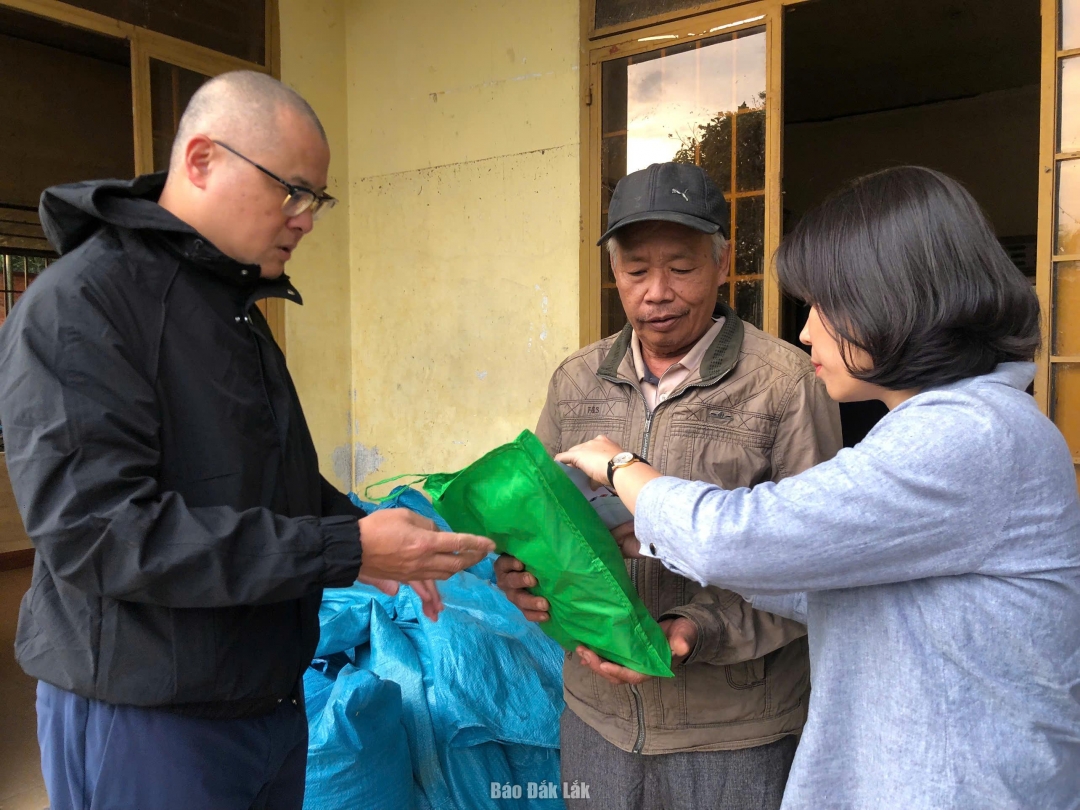 Phó Trưởng ban Chính sách chiến lược Trung ương Phạm Đại Dương và Phó Trưởng đoàn chuyên trách Đoàn ĐBQH tỉnh Lê Đào An Xuân thăm hỏi, tặng quà cho người dân vùng lũ Xuận Phước.