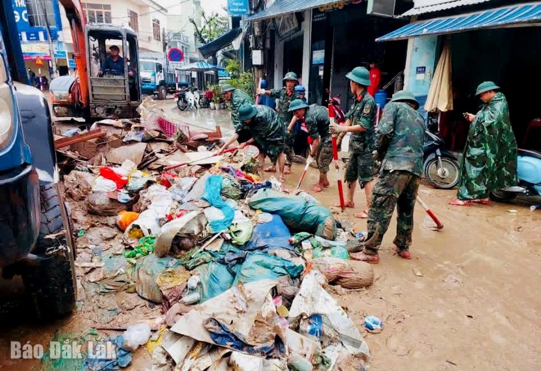 Lực lượng bộ đội giúp Đồng Xuân dọn rác, bùn ở nhiều tuyến đường. Ảnh: Trung Hiếu 