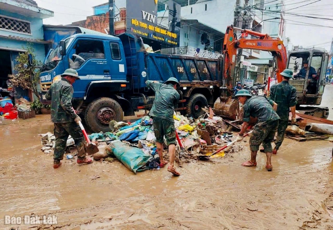 Lực lượng bộ đội ra quân giúp xã Đồng Xuân dọn dẹp môi trường.