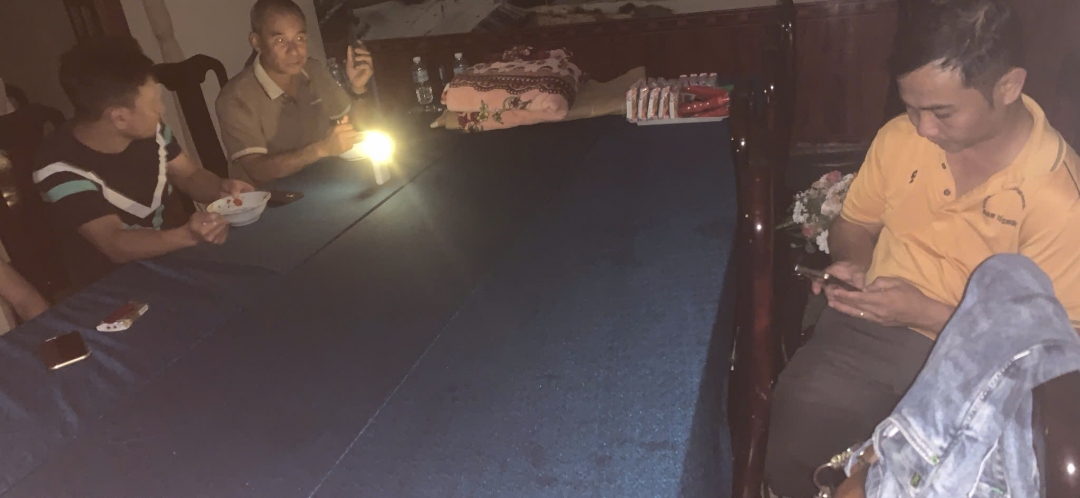 Hai nạn nhân được đưa về an toàn tại xã Đồng Xuân.