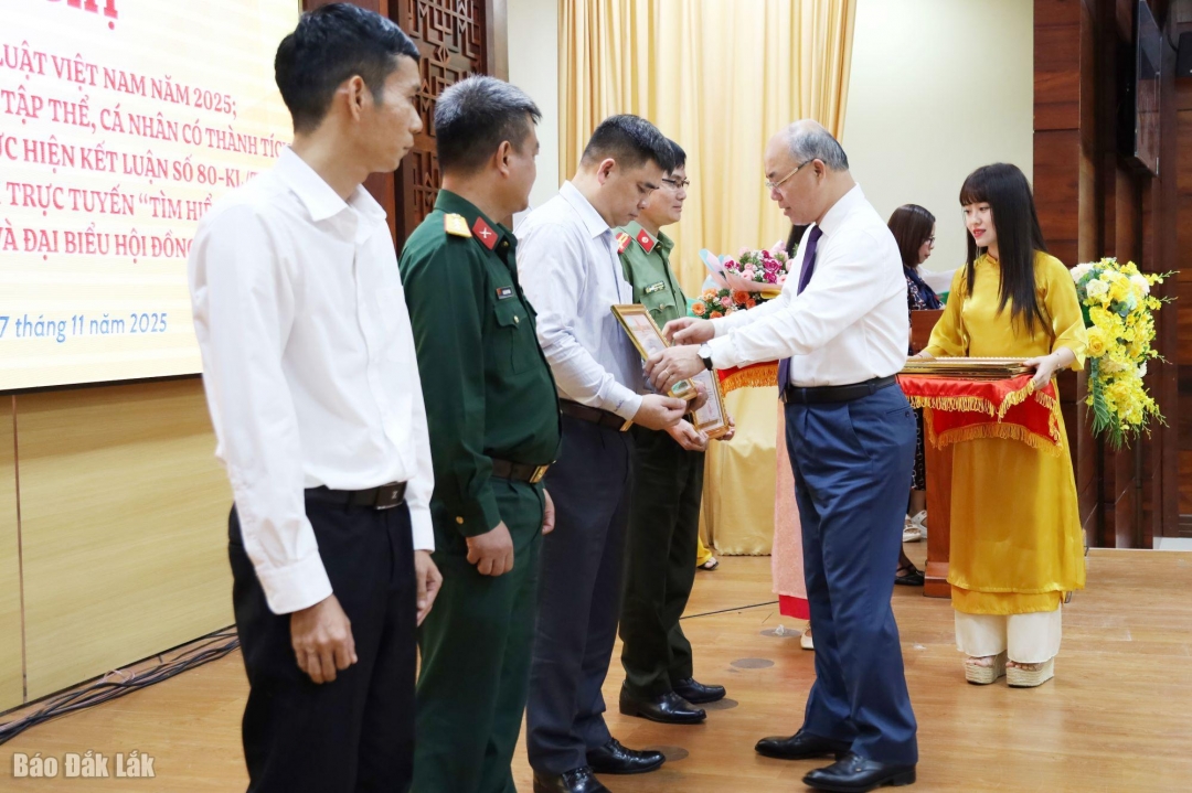 Đồng chí Trương Công Thái trao Bằng khen của UBND tỉnh tặng các tập thể có thành tích xuất sắc.