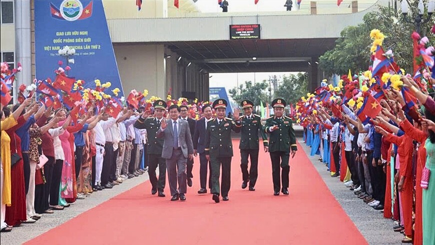 Đại tướng Phan Văn Giang và đoàn đại biểu Việt Nam di chuyển tới đường phân định biên giới giữa hai nước để đón Đại tướng Tea Seiha và đoàn đại biểu Campuchia sang tham dự giao lưu. Ảnh: Báo Quân đội nhân dân