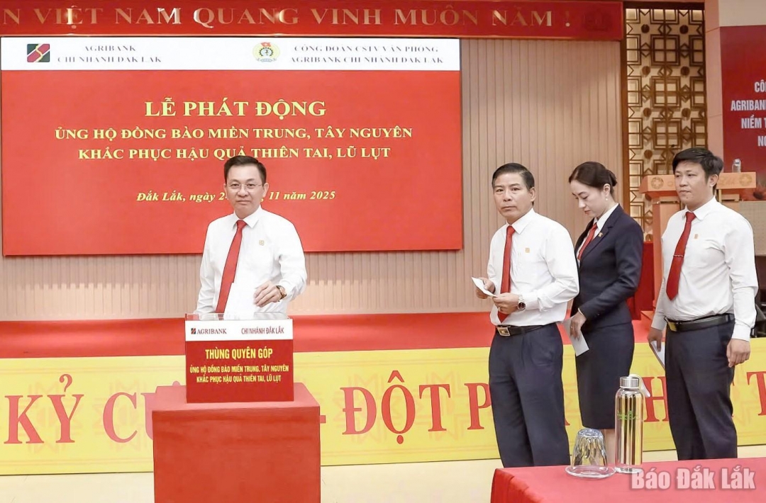 Lãnh đạo Agribank Chi nhánh Đắk Lắk tham gia Lễ phát động ủng hộ đồng bào miền Trung, Tây Nguyên khắc phục hậu quả thiên tai lũ lụt.