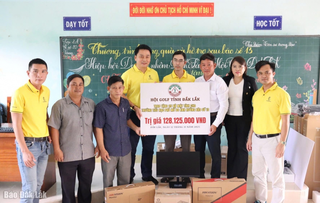 Hội Golf Đắk Lắk tặng 25 bộ máy tính cho Trường Tiểu học Phú Mỡ. 