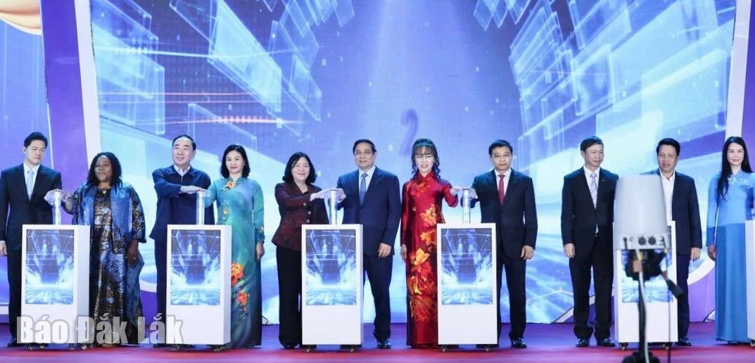 Thủ tướng Phạm Minh Chính và các đồng chí lãnh đạo đã thực hiện nghi thức kích hoạt triển khai Đề án của Chính phủ “Hỗ trợ phụ nữ khởi nghiệp giai đoạn 2026 - 2035”. Ảnh chụp màn hình