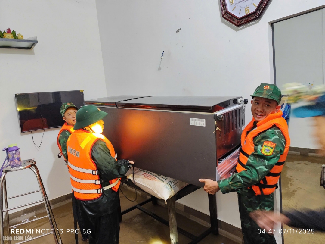 Hỗ trợ người dân di dời tài sản.