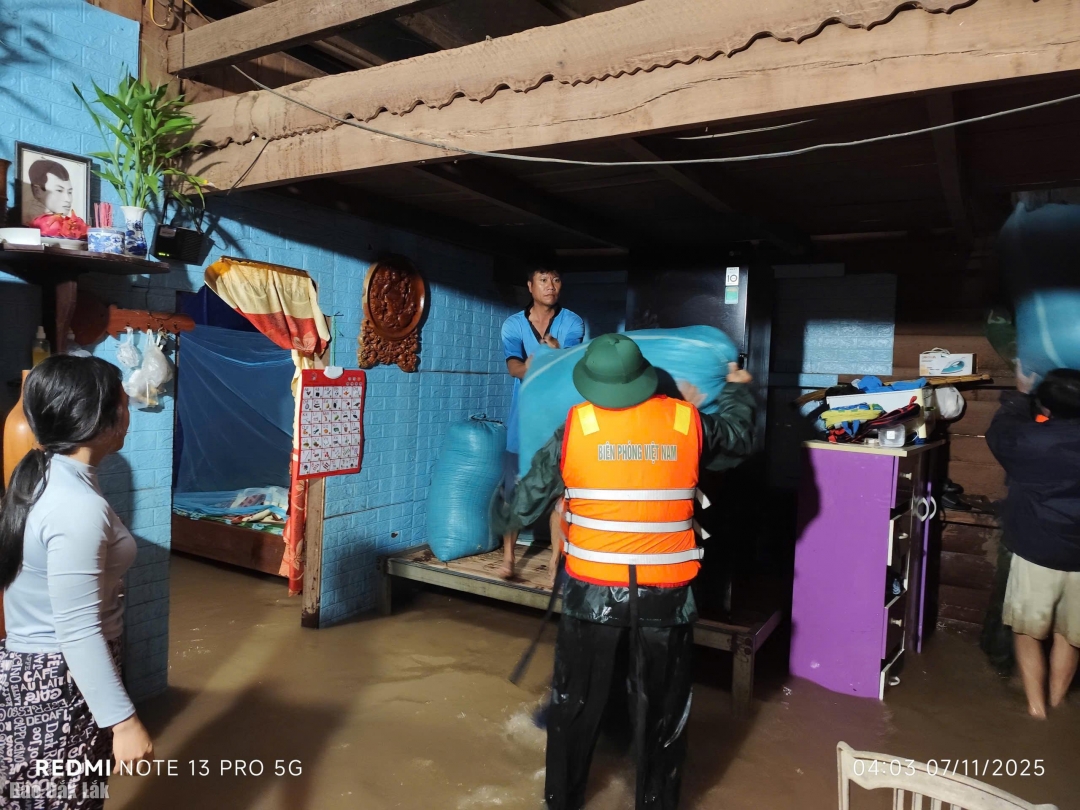 Cán bộ, chiến sĩ Đồn Biên phòng Cửa khẩu Đắk Ruê hỗ trợ người dân di dời tài sản.