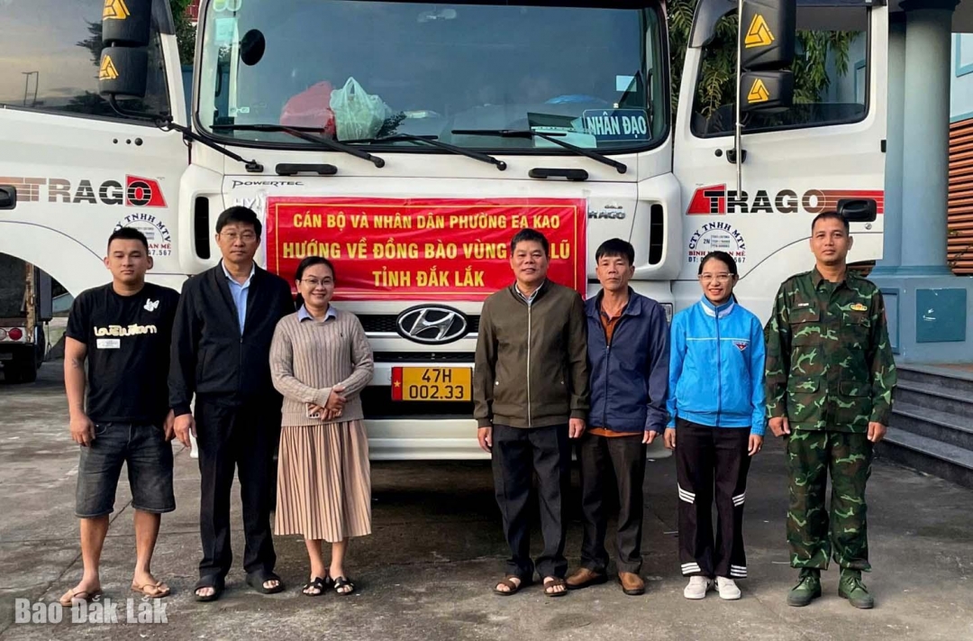 Cán bộ, lãnh đạo phường Ea Kao đưa nhu yếu phẩm lên xe chở về xã Tuy An Bắc và Tuy An Đông hõ trợ bà con