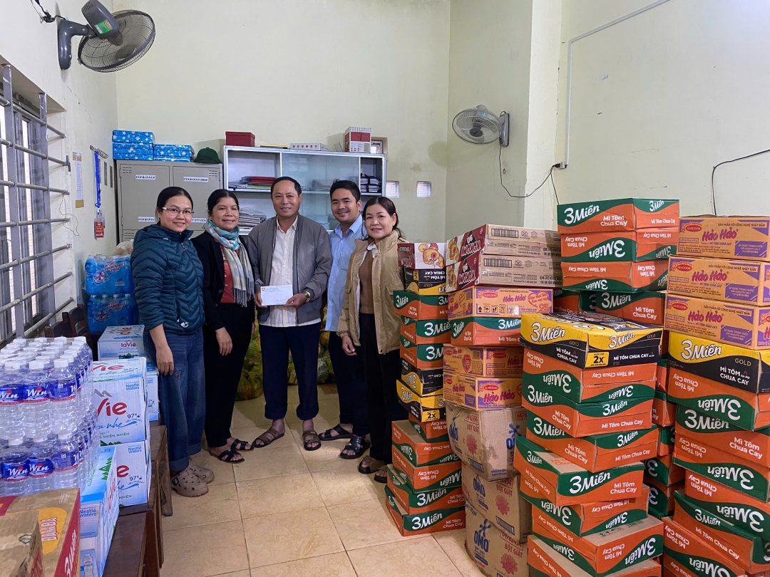 Ủy ban MTTQ Việt Nam xã Ea Knuếc trao nhu yếu phẩm và tiền mặt hỗ trợ người dân vùng lũ lụt.