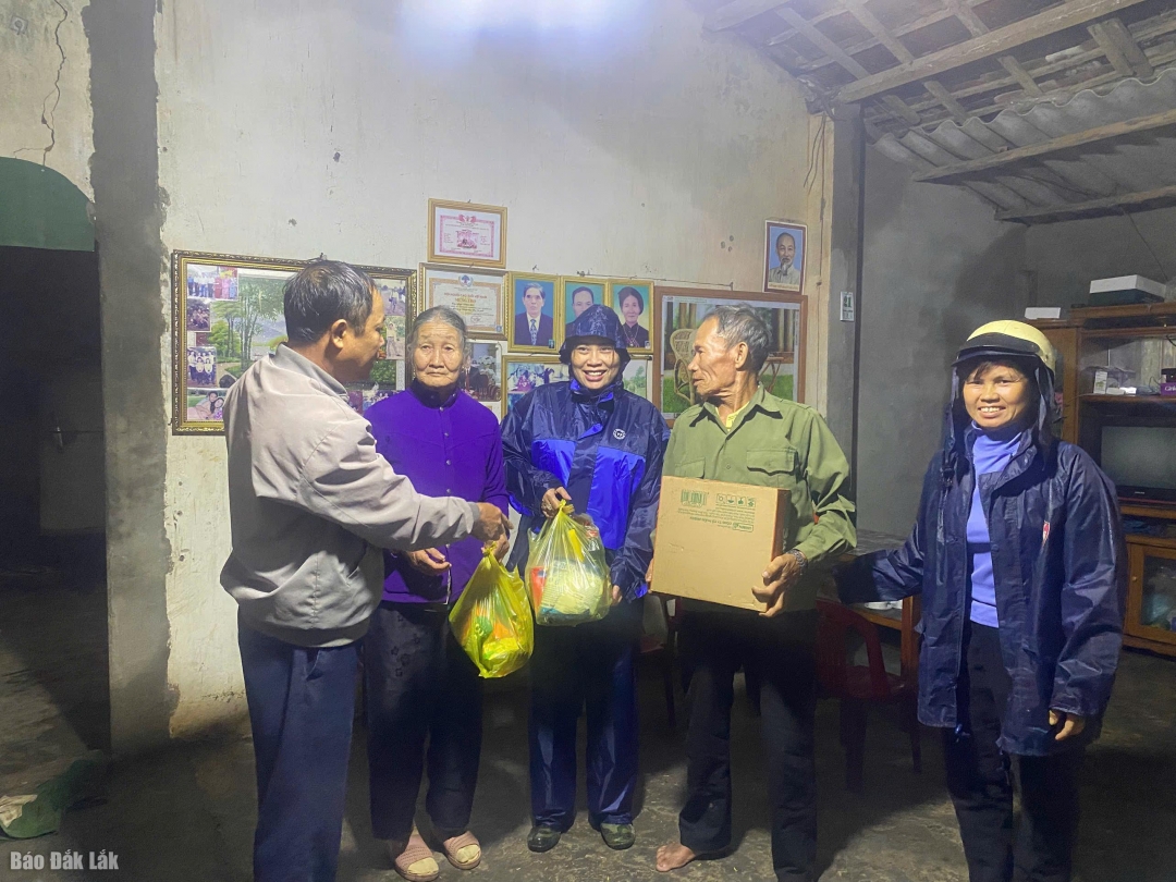 Ủy ban MTTQ xã Vụ Bổn chuyển quà của xã Ea Knuếc đến các hộ dân bị thiệt hại do mưa lũ.