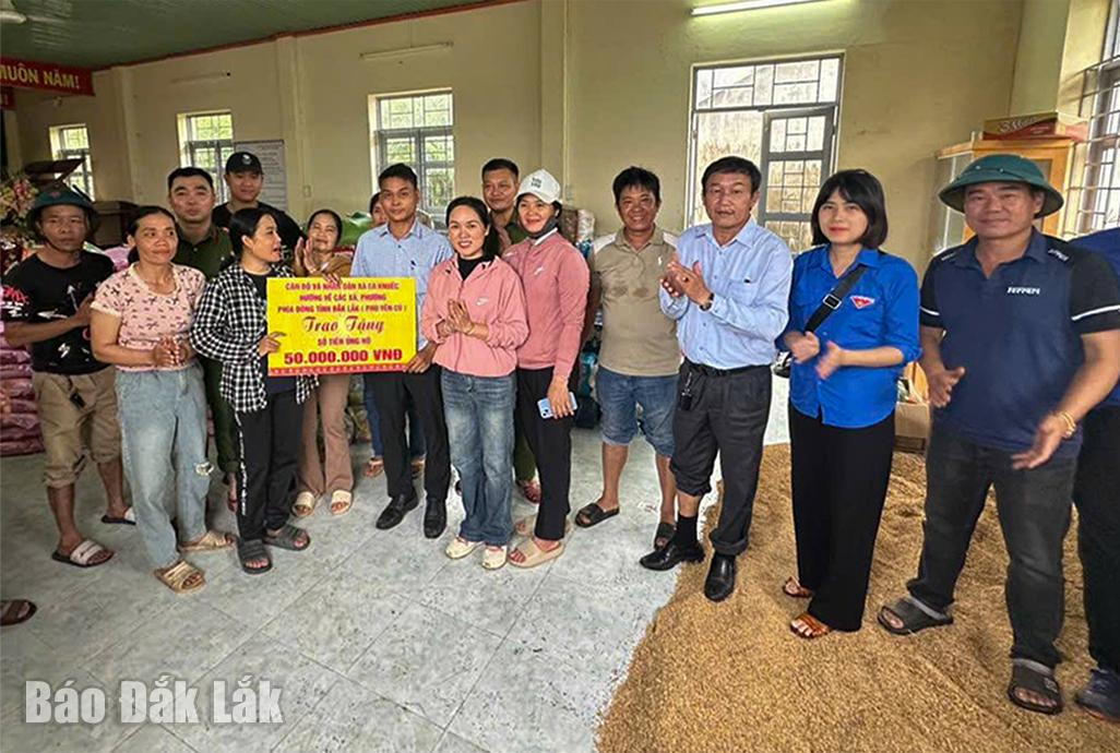 Đoàn công tác của xã Ea Knuếc trao tiền hỗ trợ khắc phục hậu quả bão lũ cho xã Phú Hòa 2.