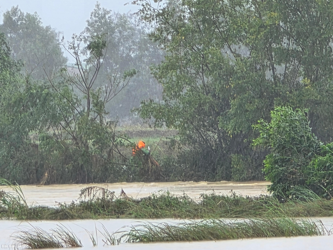 Lực lượng chức năng tổ chức cứu hộ anh Phạm Văn T. Ảnh: Công an xã Ea Ô cung cấp