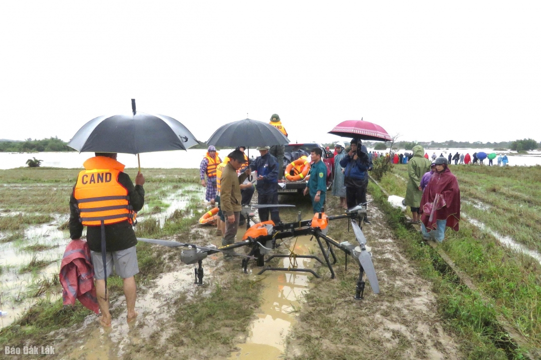 Công an xã Ea Ô sử dụng drone trong công tác hữu hộ, cứu nạn trên địa bàn.