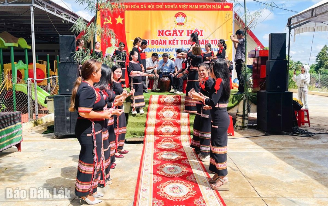 Đại biểu và người dân buôn Phê tham gia các hoạt động cồng chiêng, múa xoang, thưởng thức rượu cần trong Ngày hội Đại đoàn kết.