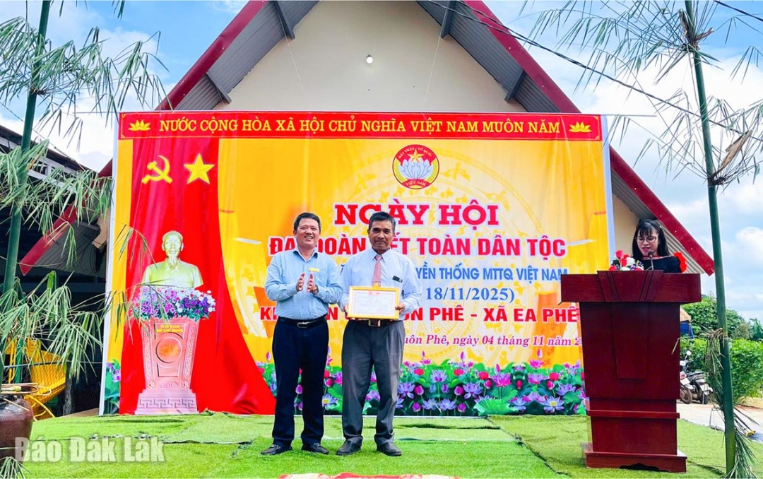 Phó Bí thư Thường trực Đảng ủy xã Ea Phê Võ Phú Hùng trao giấy khen cho Chi hội Tin lành buôn Phê.