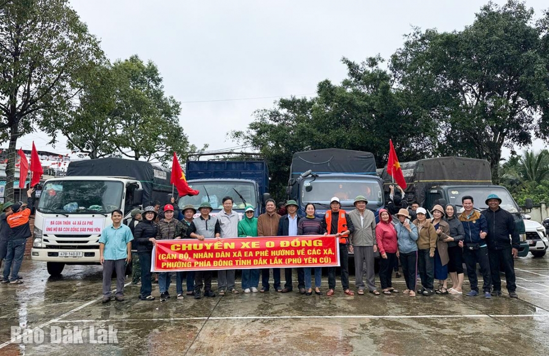 Chuyến xe 0 đồng của cán bộ và nhân dân xã Ea Phê trước giờ xuất phát.