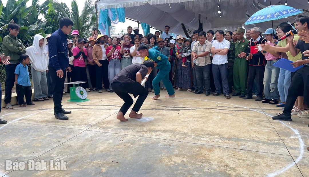 Tranh tài đẩy gậy trong Ngày hội Đại đoàn kết tại buôn Phê.