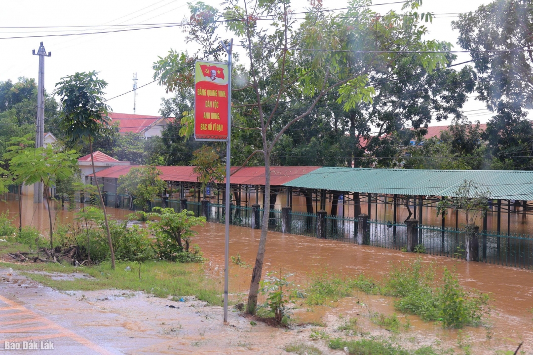 Nhiều trường học trên địa bàn bị ngập nước.