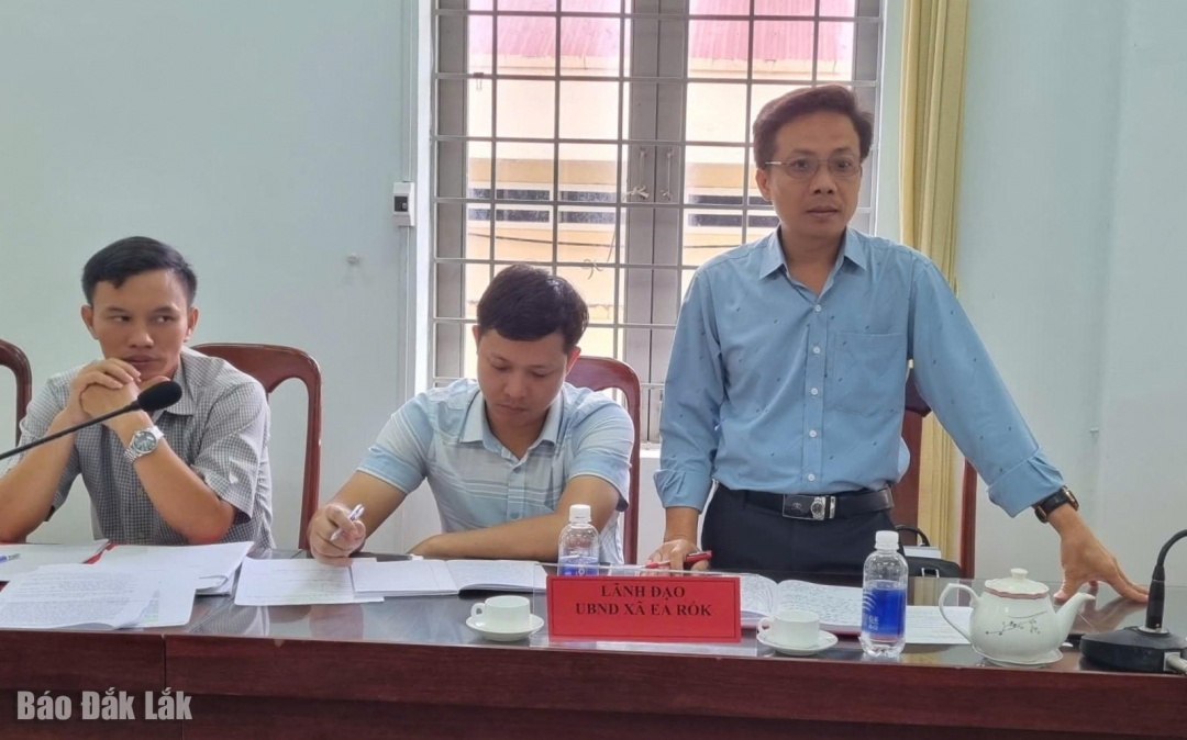 Đại diện lãnh đạo UBND xã Ea Rốk báo cáo, thông tin về tình hình giải quyết đơn thư của công dân.