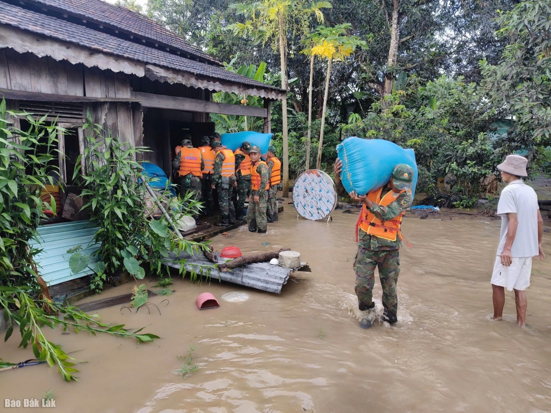 Hỗ trợ người dân đưa tài sản đến nơi an toàn.