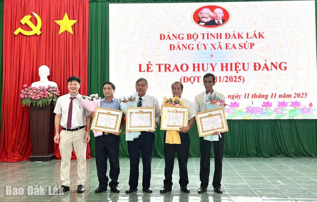 Lãnh đạo xã tặng hoa và trao Huy hiệu 70 năm tuổi đảng cho đảng viên