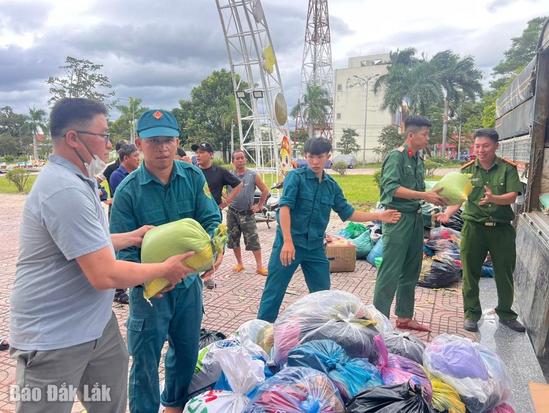 vận chuyển hàng hóa nhu yếu phẩm để hỗ trọ bà con ở các xã  Phía đông