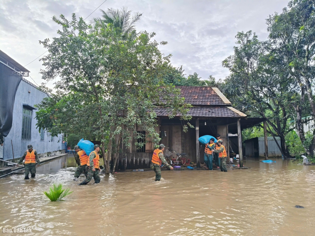 Ban Chỉ huy phòng thủ Khu vực 3 – Ea Súp triển khai lực lượng hỗ trợ người dân di dời tài sản. Ảnh: Anh Chiến