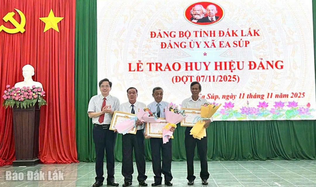 Lãnh đạo xã tặng hoa và trao Huy hiệu 70 năm tuổi đảng cho đảng viên