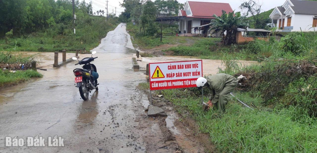 Lực lượng chức năng đặt biển cảnh báo khu vực nguy hiểm trên địa bàn xã Ea Trang.