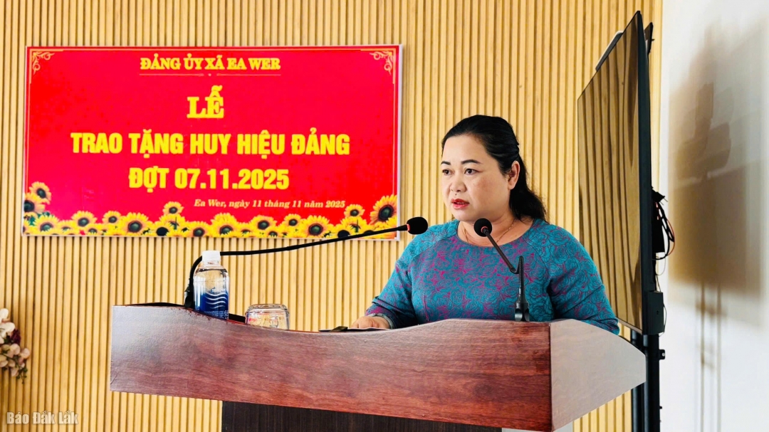 Phó Bí thư Thường trực Đảng ủy xã Ea Wer Trần Thị Ánh Hồng phát biểu tại lễ trao tặng Huy hiệu Đảng.