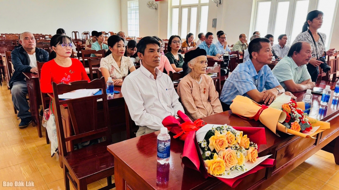 Các đại biểu tham dự lễ trao tặng Huy hiệu Đảng.