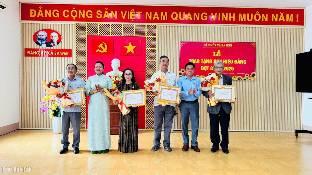 Ban Thường vụ Đảng ủy xã Ea Wer trao Huy hiệu 40 năm tuổi Đảng cho các đảng viên.