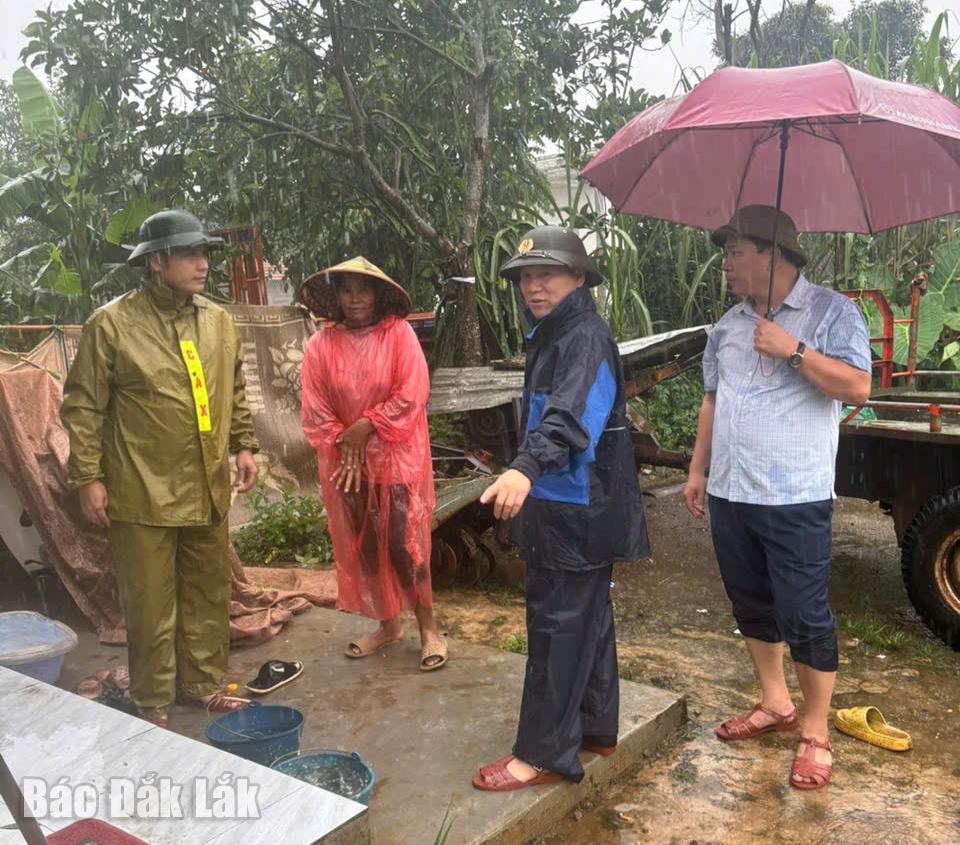 Lãnh đạo xã Ea Kly kiểm tra thực tế tình hình