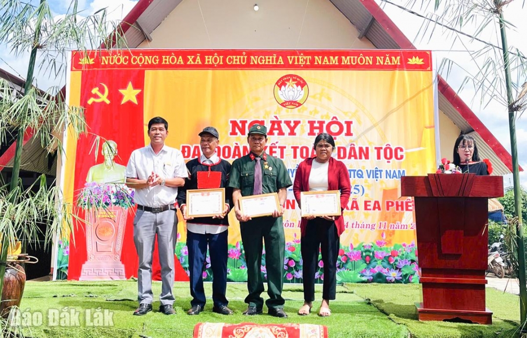 Chủ tịch Ủy ban MTTQ Việt Nam xã Ea Phê Nguyễn Phú Quyết trao giấy khen cho 3 gia đình tiêu biểu của buôn Phê.