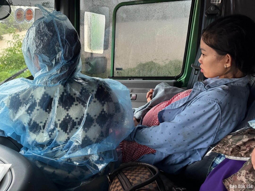 Chị Dân được xe cứu hộ của phường a Phú Yên chở đến trung tâm y tế kịp thời