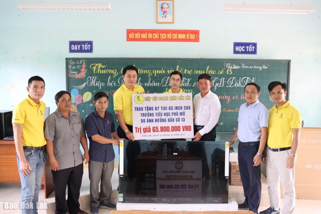 Hiệp hội Doanh nhân Đắk Lắk tặng 7 chiếc ti vi cho Trường Tiểu học Phú Mỡ.