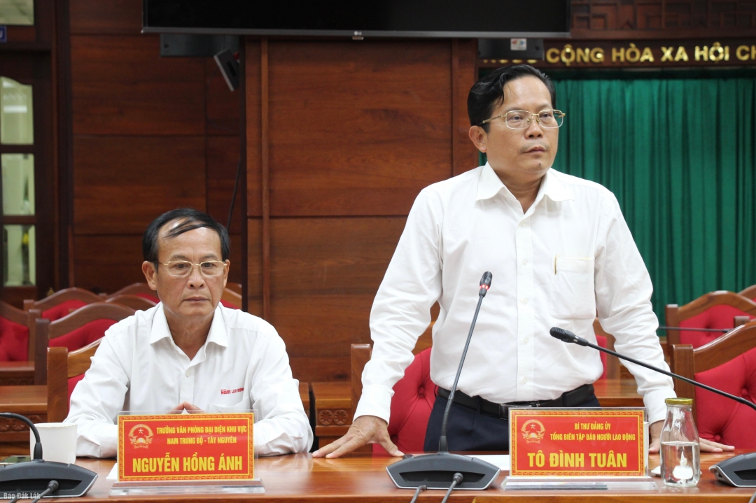 Tổng Biên tập Báo Người lao động Tô Đình Tuân phát biểu tại buổi tiếp nhận.