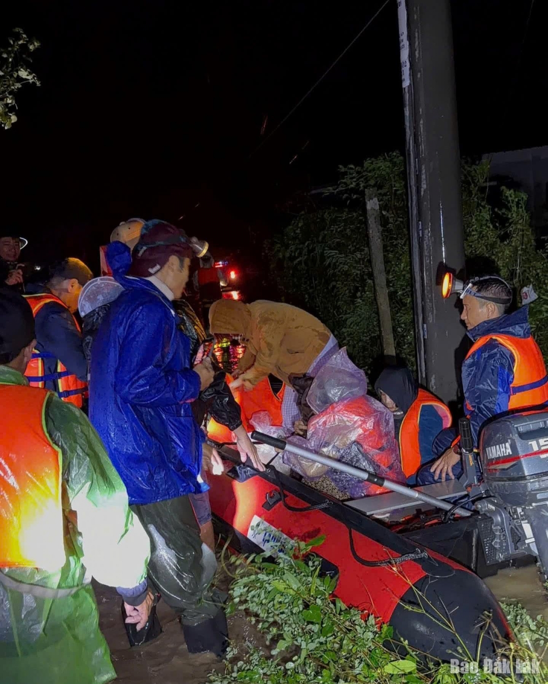 Các lực lượng phối hợp cứu hộ, cứu nạn Công an tỉnh Đắk Lắk vẫn dầm mình trong nước lũ xuyên đếm tiếp cận ứng cứu người dân bị mắc kẹt