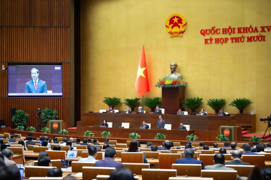 Bộ trưởng Bộ Giáo dục và Đào tạo Nguyễn Kim Sơn giải trình, thông tin thêm một số vấn đề đại biểu quan tâm. Ảnh: quochoi.vn