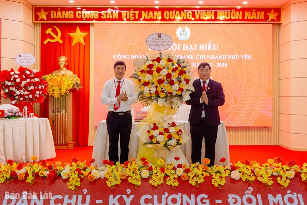 Ông Bùi Mạnh Khải, Phó Trưởng ban Chính sách xã hội - Thi đua - Tuyên giáo - Công đoàn Agribank tặng hoa chúc mừng đại hội.