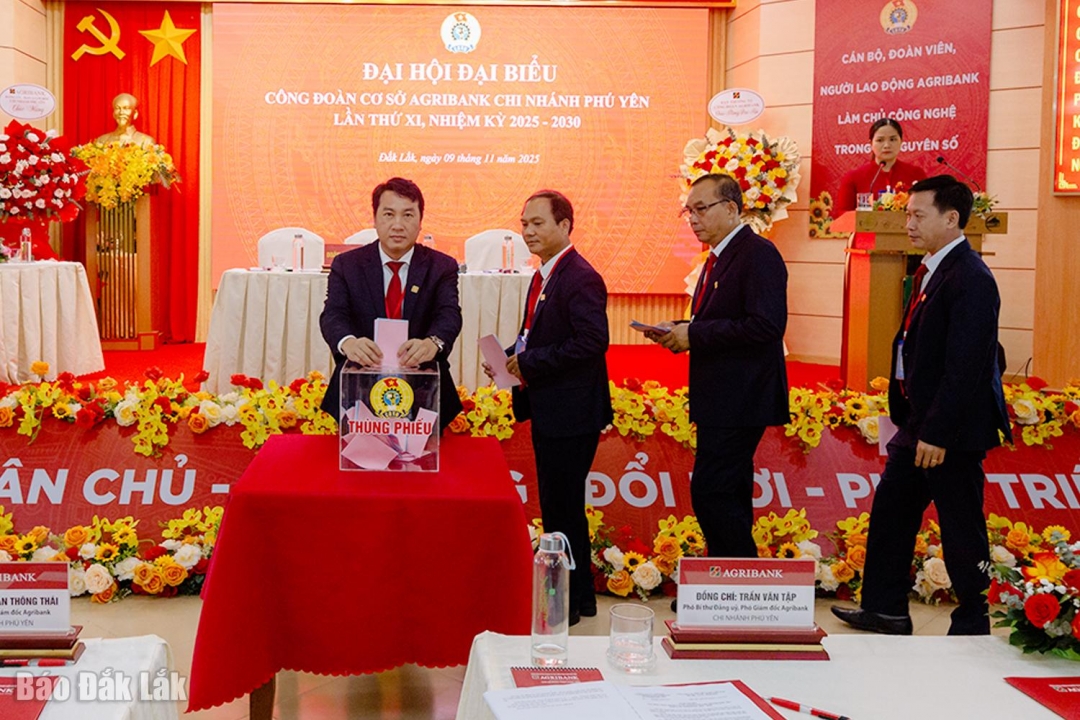 Đại biểu bỏ phiếu bầu Ban Chấp hành Công đoàn cơ sở Agribank Chi nhánh Phú Yên nhiệm kỳ 2025 - 2030.