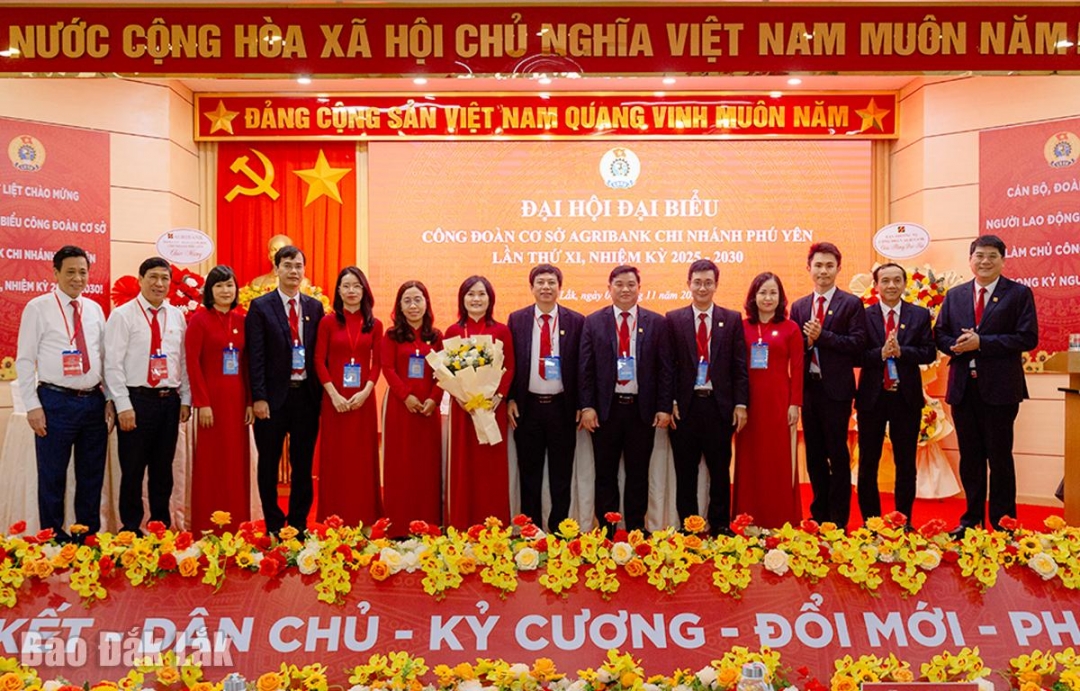 Ban Chấp hành Công đoàn cơ sở Agribank Chi nhánh Phú Yên nhiệm kỳ 2025 - 2030 ra mắt đại hội.