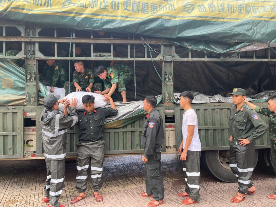 Cán bộ, chiến sĩ Trung đoàn Cảnh sát Cơ động Tây Nguyên hỗ trợ vẩn chuyển hàng cứu trợ cho người dân.