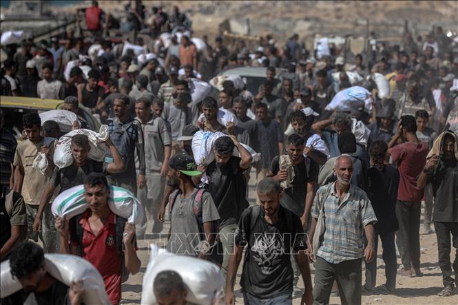 Người dân Palestine nhận hàng cứu trợ tại Beit Lahia, miền Bắc Dải Gaza. Ảnh: TTXVN