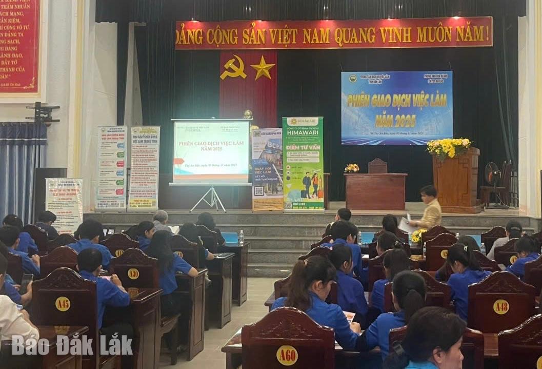 Đông đảo lao động, thanh niên tham gia phiên giao dịch việc làm tại xã Tuy An Bắc