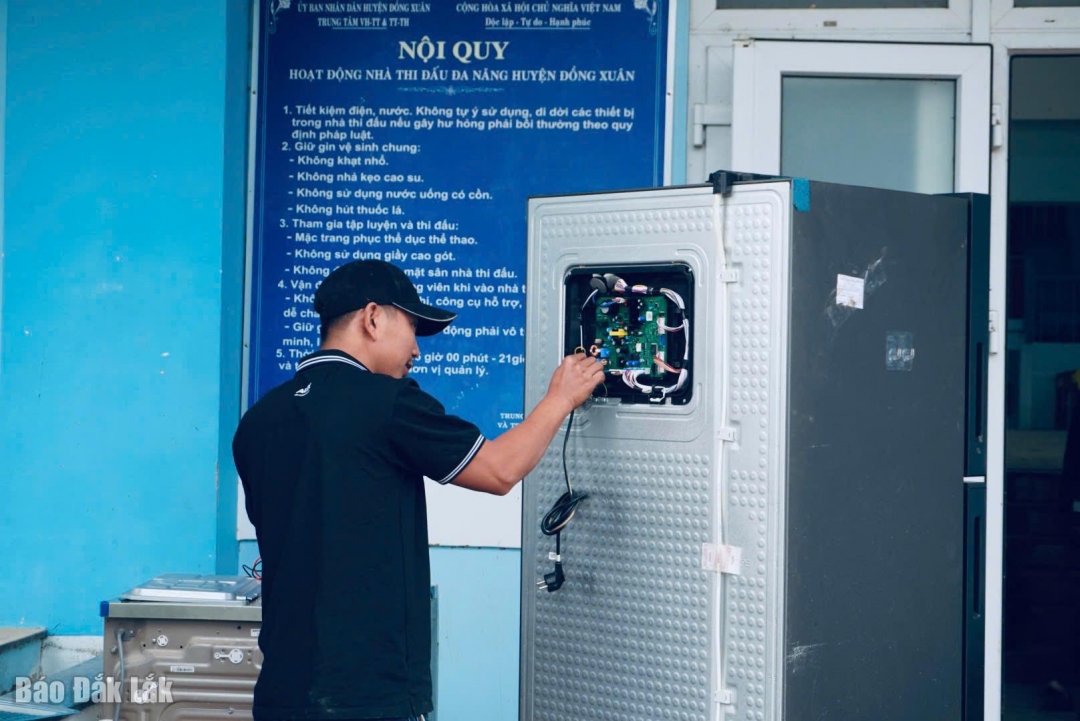 Anh Lê Huy (nhóm trưởng Nhóm thiện nguyện Điện lạnh phường Ngũ Hành Sơn), chia sẻ: Chúng tôi đến đây mong muốn góp một chút công sức góp phần giúp bà con khó khăn sau lũ