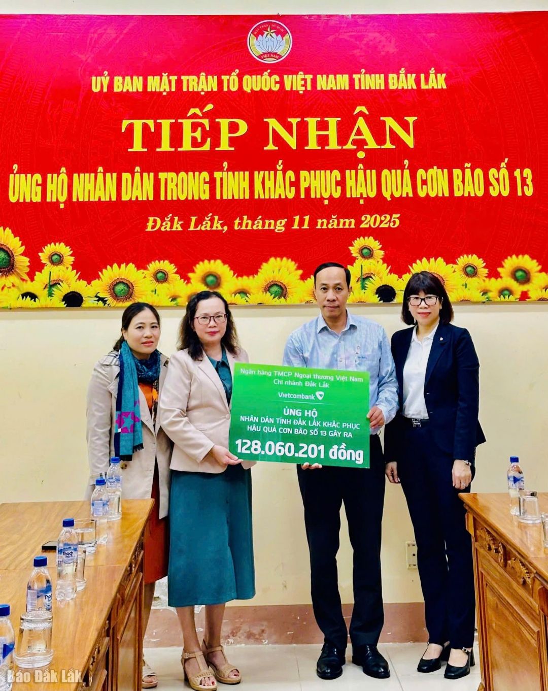 Vietcombank Đắk Lắk trao kinh phí hỗ trợ bà con vùng lũ