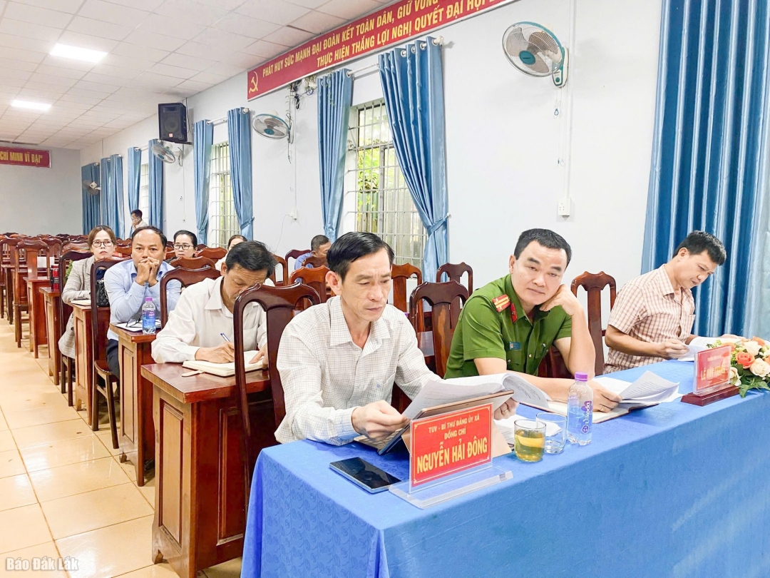 Các đại biểu tham dự cuộc họp.