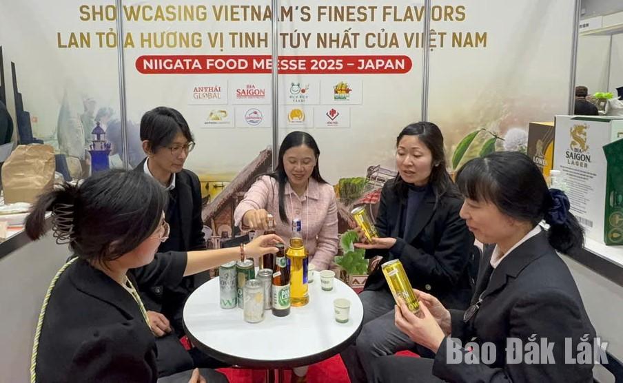 Các doanh nghiệp đàm phán xúc tiến thương mại B2B tại hội  chợ.