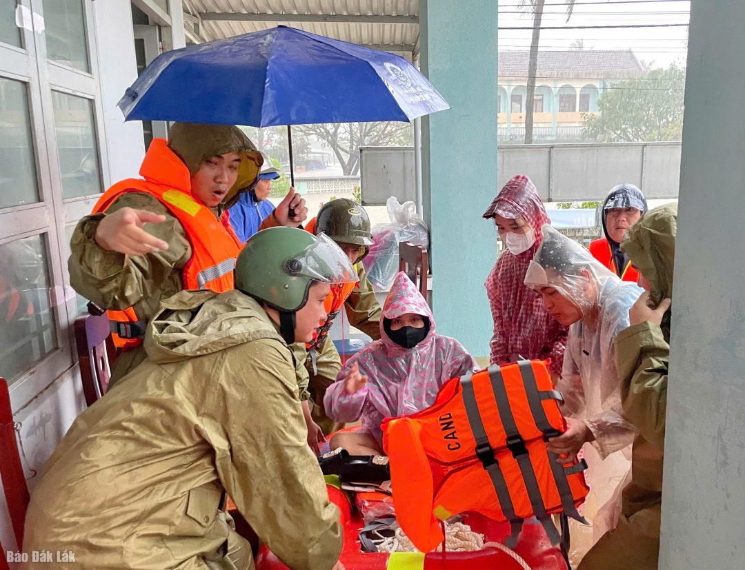 Lực lượng Công an xã Hò a Thịnh tiếp cận nơi bị cô lập.